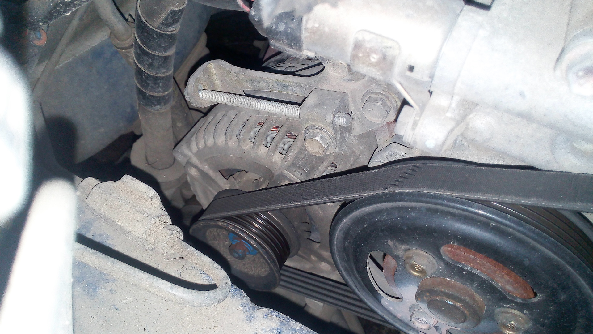 Замена ремня генератора витц. Замена генератора витц. Тойота ярис снятие генератора. 1sz-fe снятие генератора. Замена генератора витц.