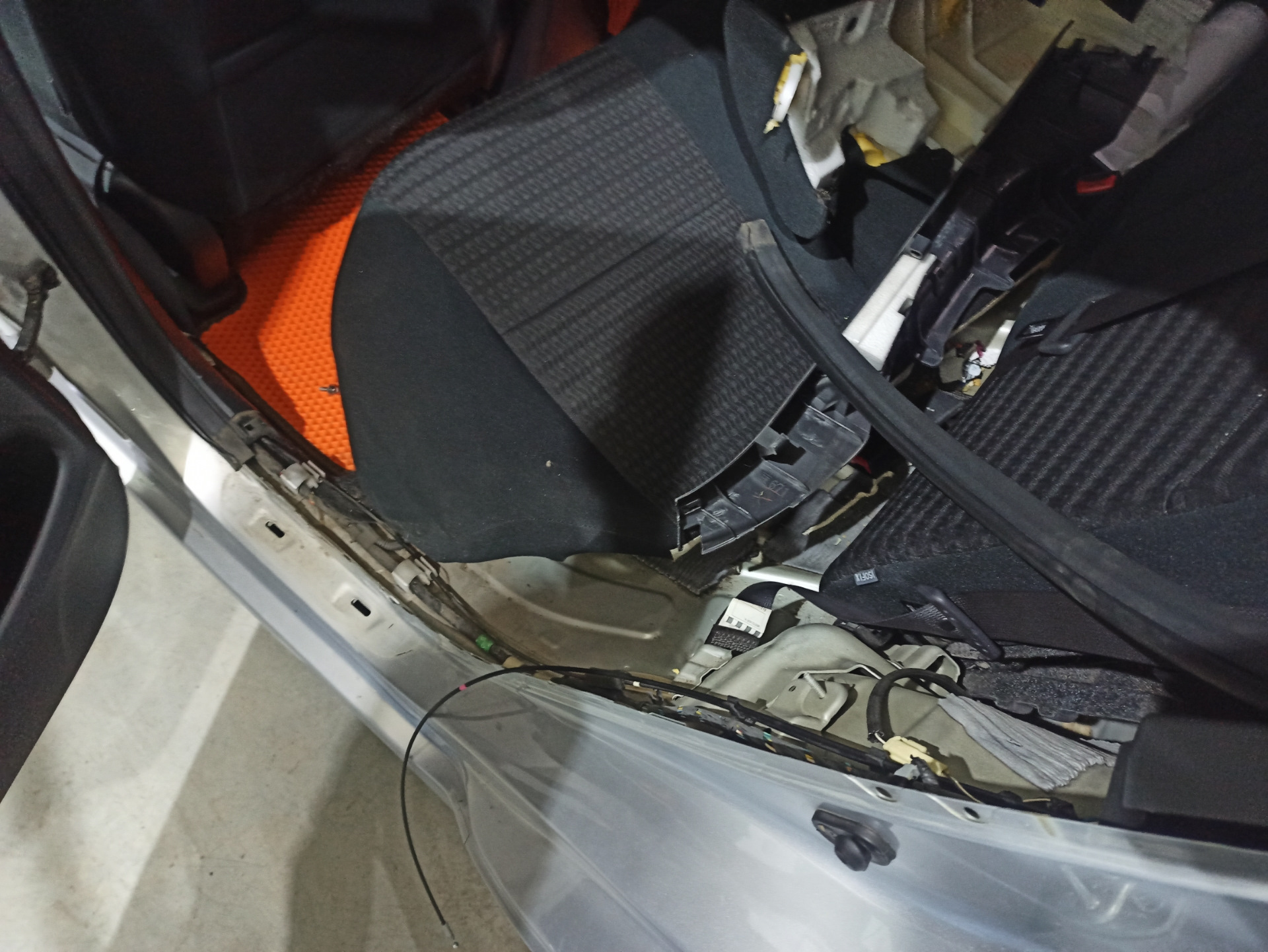 Замена троса открывания багажника и стук в подвеске — Toyota Corolla ...