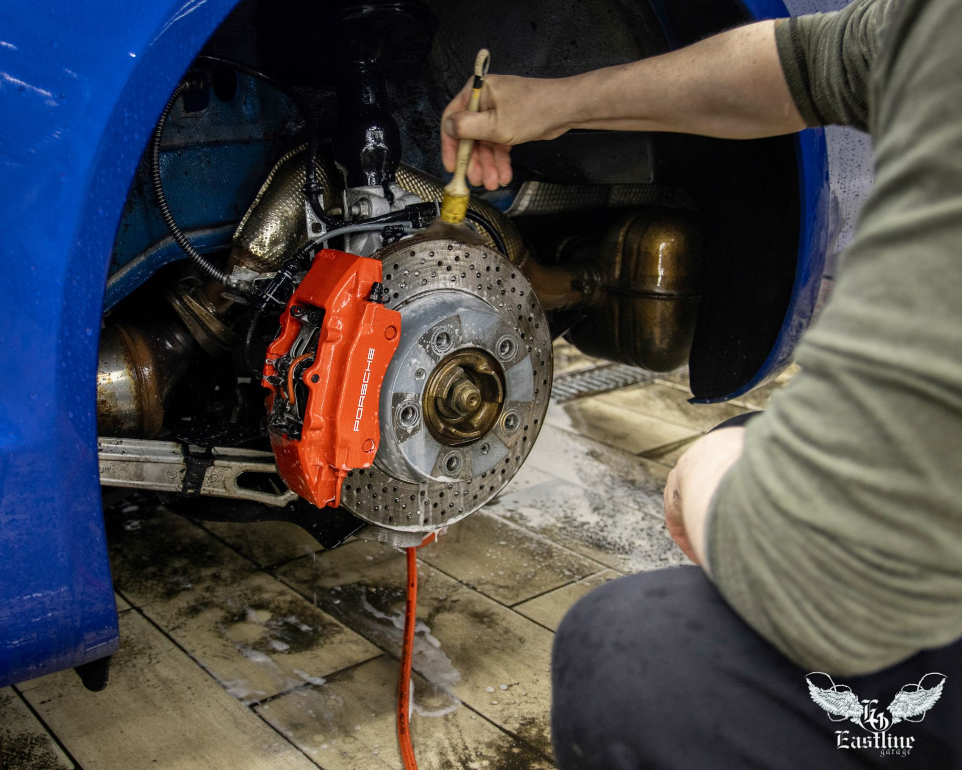 Полная очистка кузова и днища Porsche Cayman в стенах Eastline Garage ...