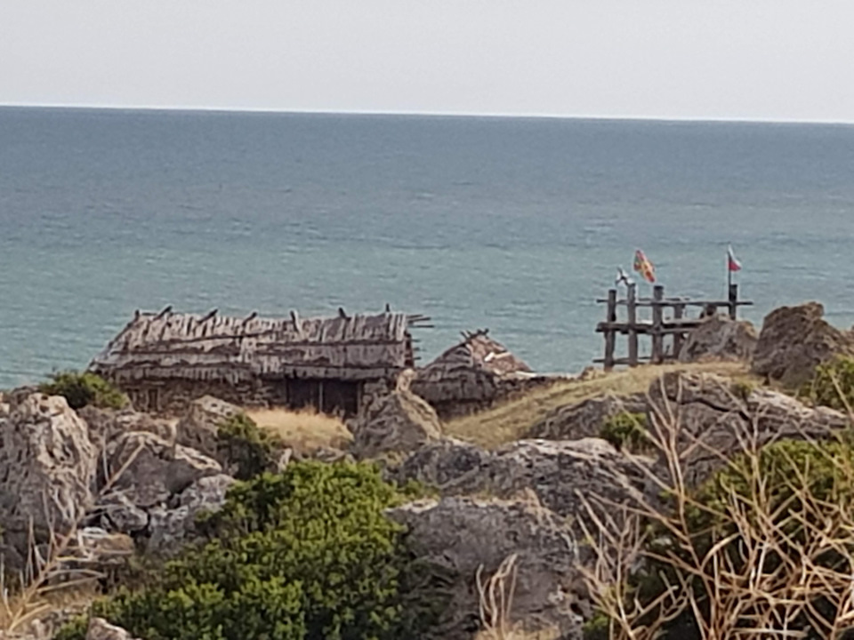 Декорации к фильму Скиф, на противоположном конце бухты. — Nissan NP300