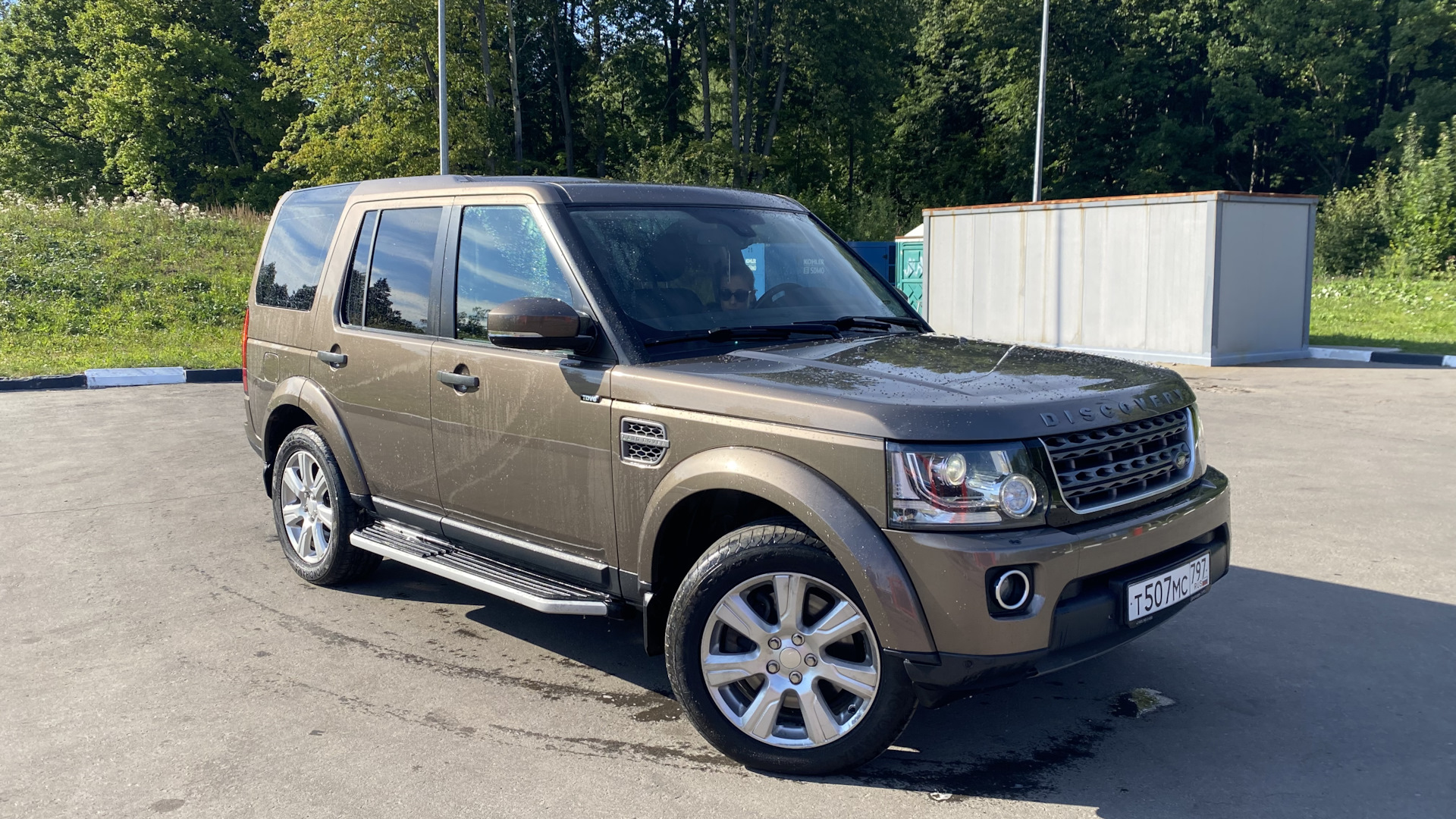 Discovery отзывы. Discovery 3 машина. Рендж ровер дискавери 2021. Ленд ровер дискавери 2012. Ленд ровер серый.