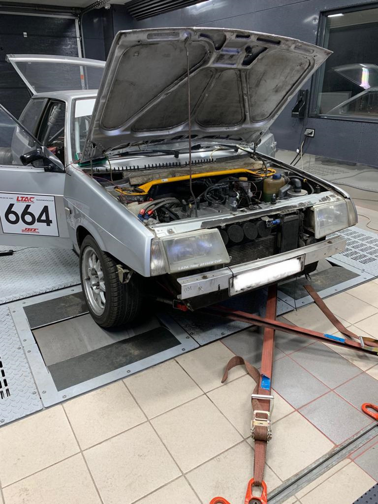 На стенде — Lada 21083