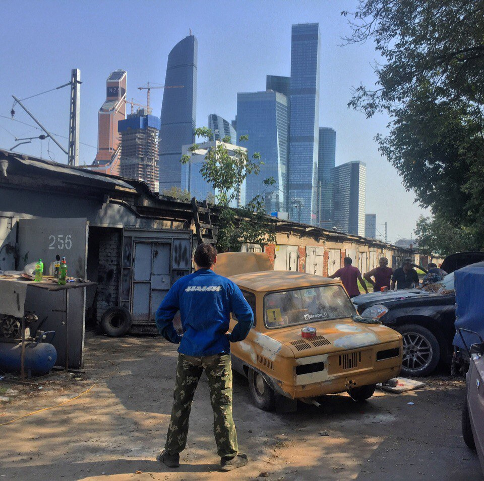 Contrast city. Москва Сити и трущобы. Москва Сити на фоне трущоб. Москва Сити и гаражи. Москва город контрастов.