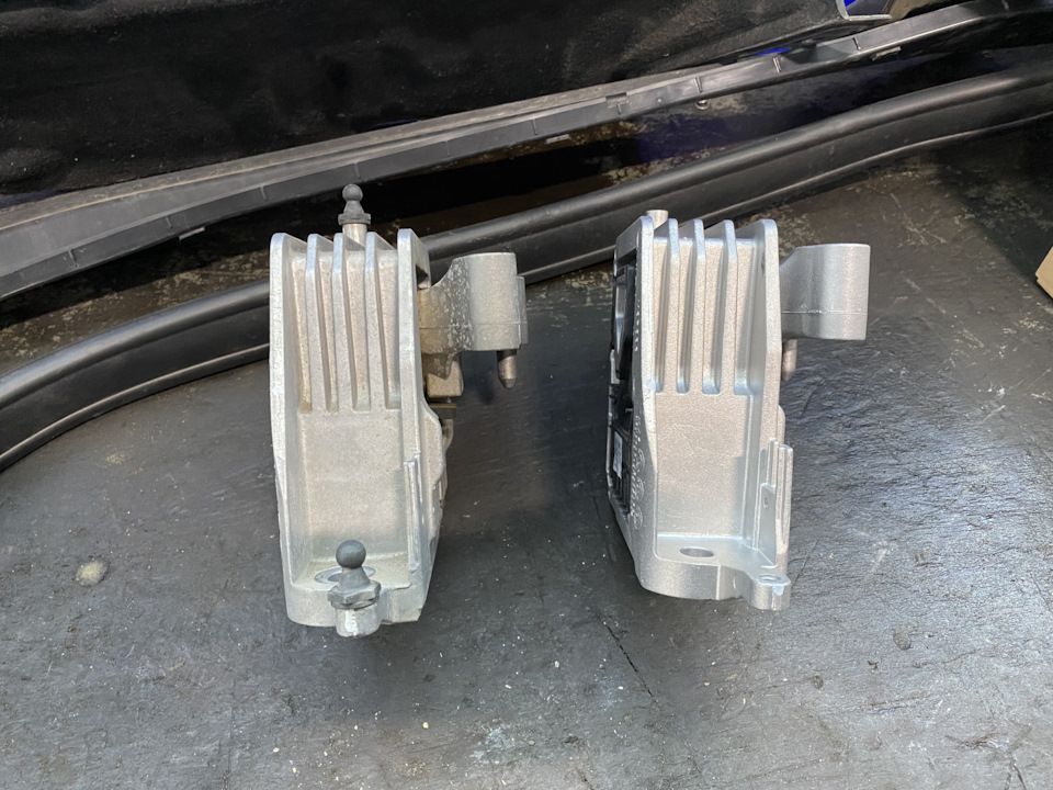 Сбоку, но не сильно информативно, так как точка съемки одна и немного разные ракурсы получаются) но кое что видно и тут, почему то шток старой подушки чуть с наклоном…хм — BMW 2 series Active Tourer (F45)