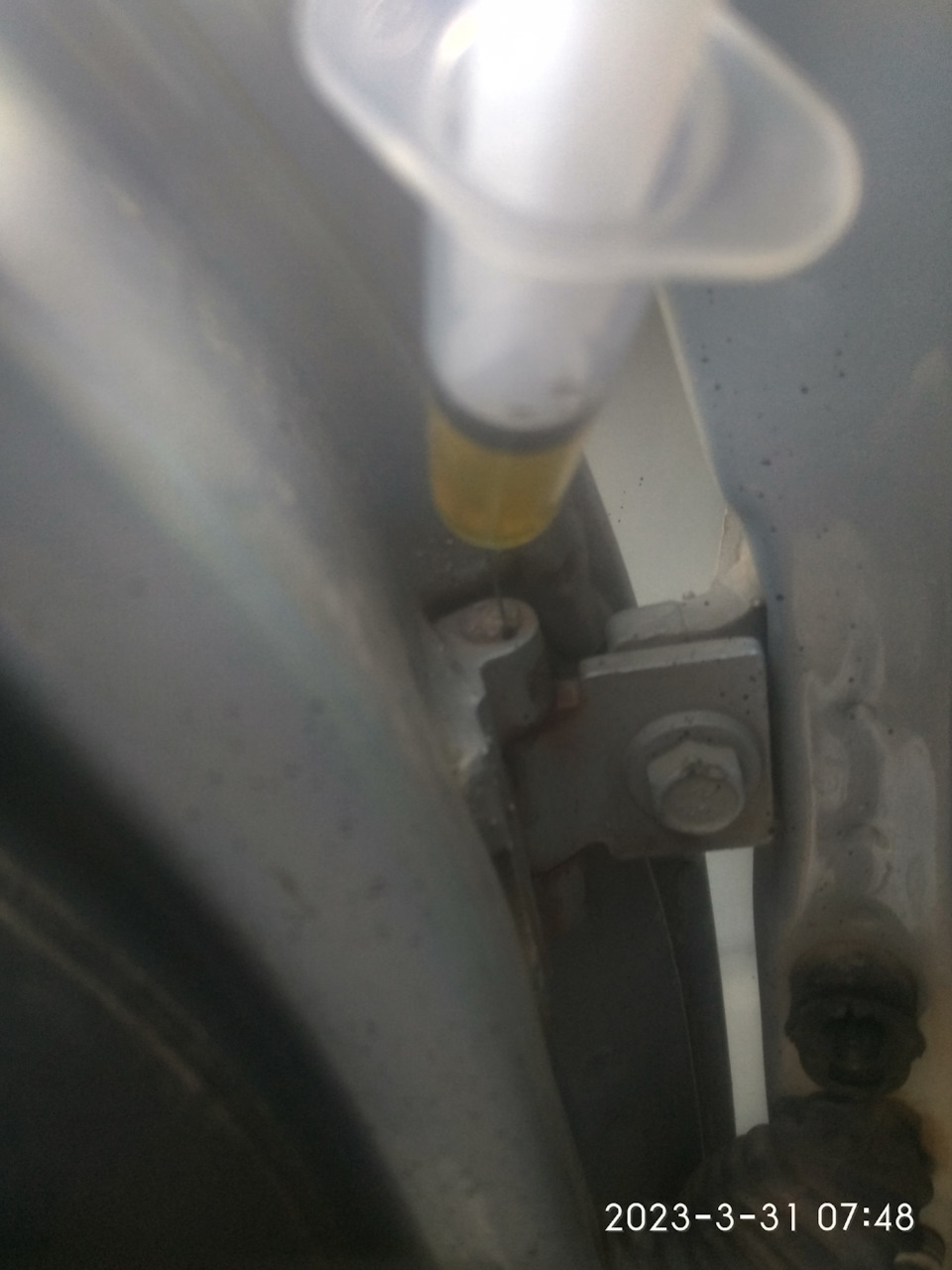 Смазка петель дверей. — Lada 2115, 1,6 л, 2007 года | плановое ТО | DRIVE2