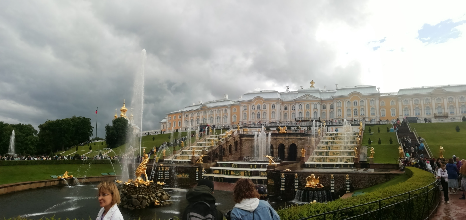 Погода петергоф по часам. Конец июля в Петербурге. Погода в Петергофе на завтра. Петергоф прямоугольное фото без людей. Завтра Петергофе какой погода.