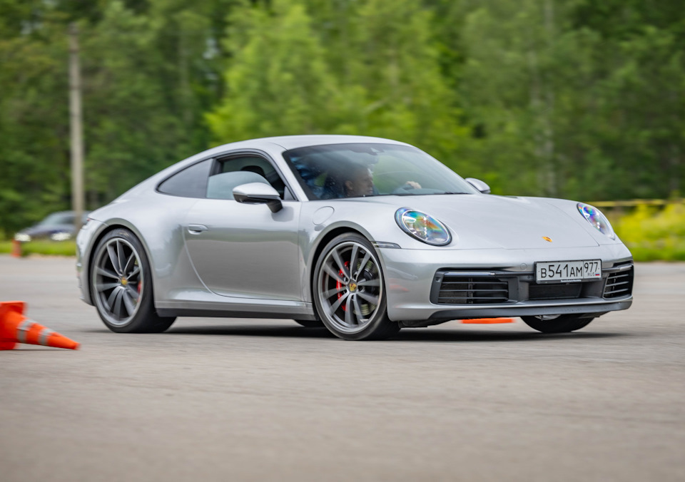 левый — Porsche 911 (992)