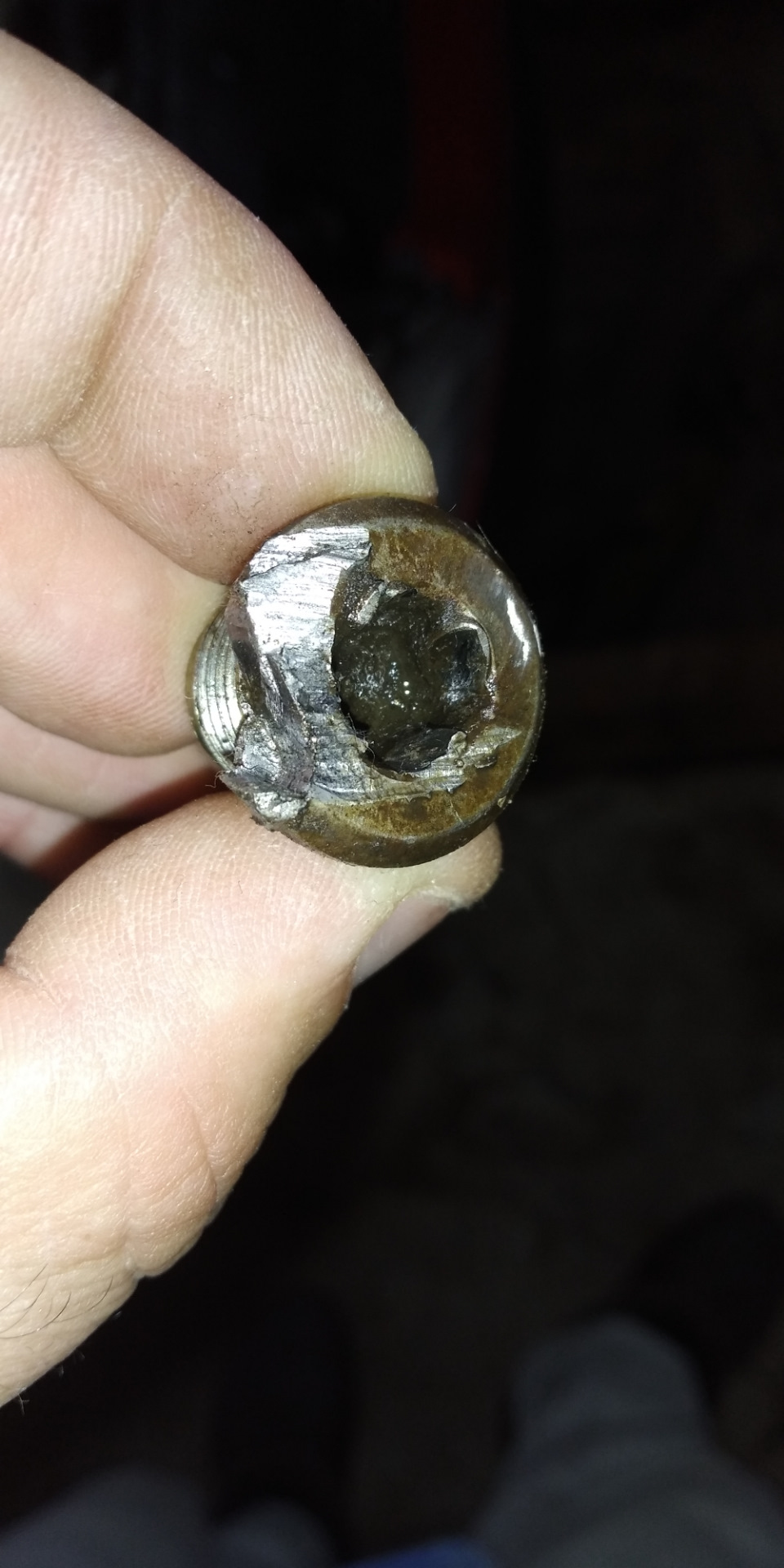 Так вот изуродовалась пробка, которая квадратным воротком никак не хотела откручиваться. — Peugeot 206