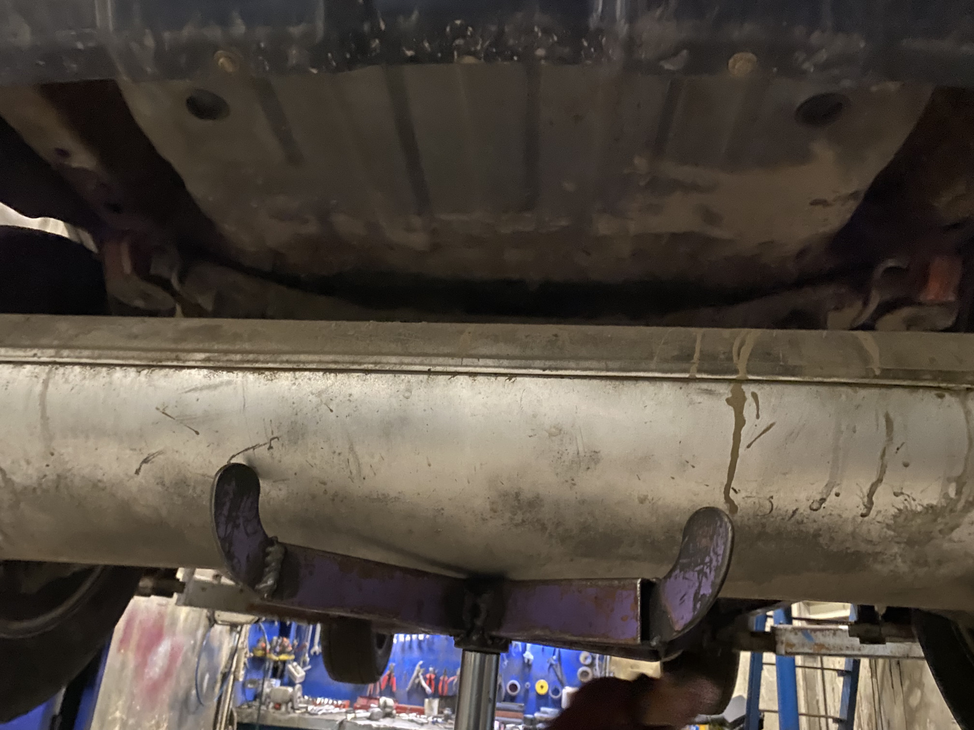 Замена подушки АКПП и установка защитного экрана глушителя — Land Rover ...