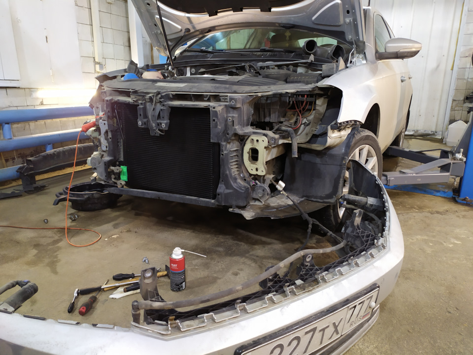 Замена конденсатора (радиатора) кондиционера — Volkswagen Passat B7, 1 ...