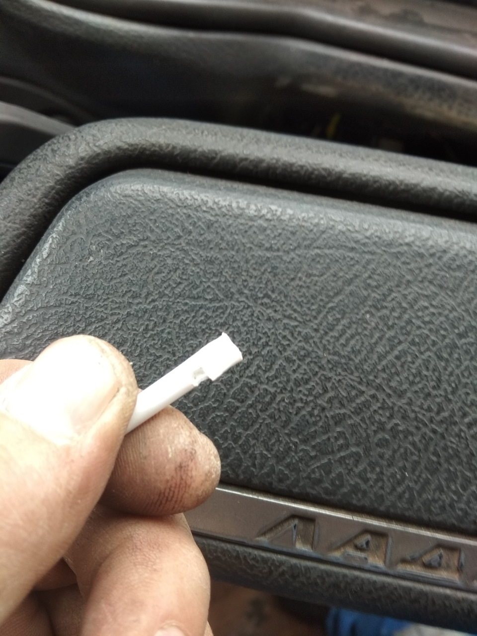 Решение проблемы оказалось в ручке двери — палочка от чупа-чупса(спасибо сыну). Зажал один конец пассатижами и … — Lada 2120 Надежда