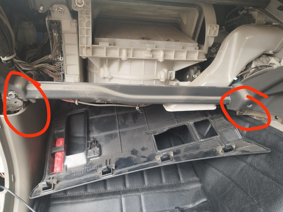 Расположение болтов на 10 под бардачком — Toyota Mark X (GRX120)