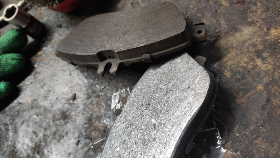 Свистят передние колодки — Mercedes-Benz B-Class (W246), 1,6 л, 2012 ...