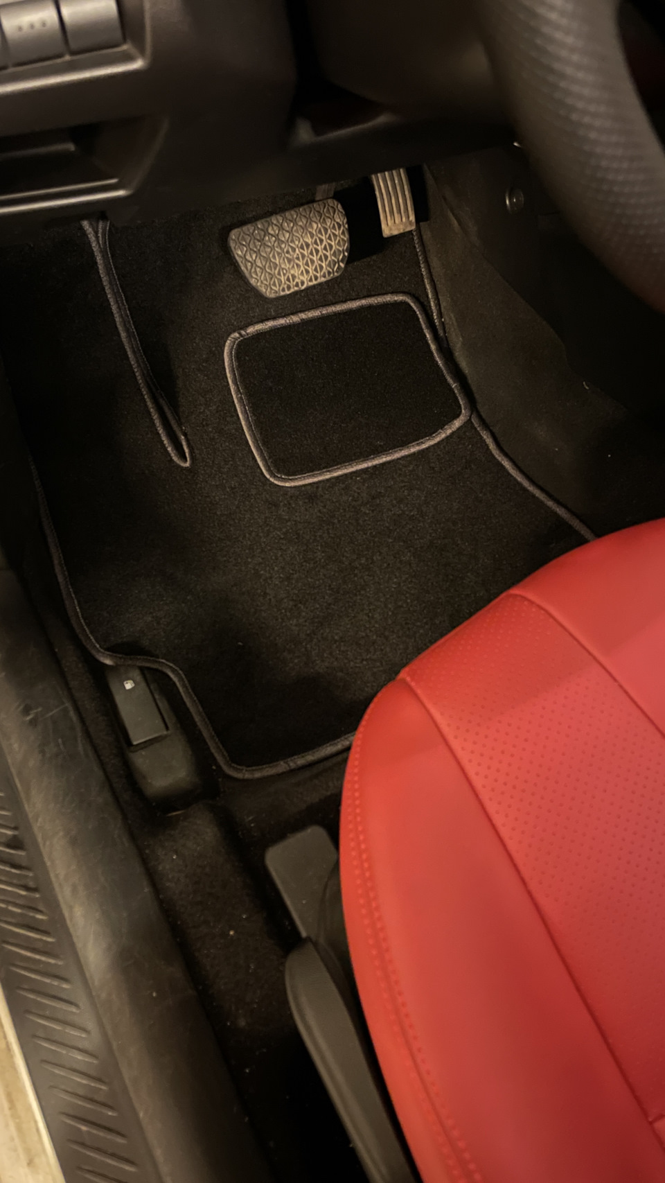 Здорово, что есть усиление под пятку правой ноги — Mazda 3 (1G) BK