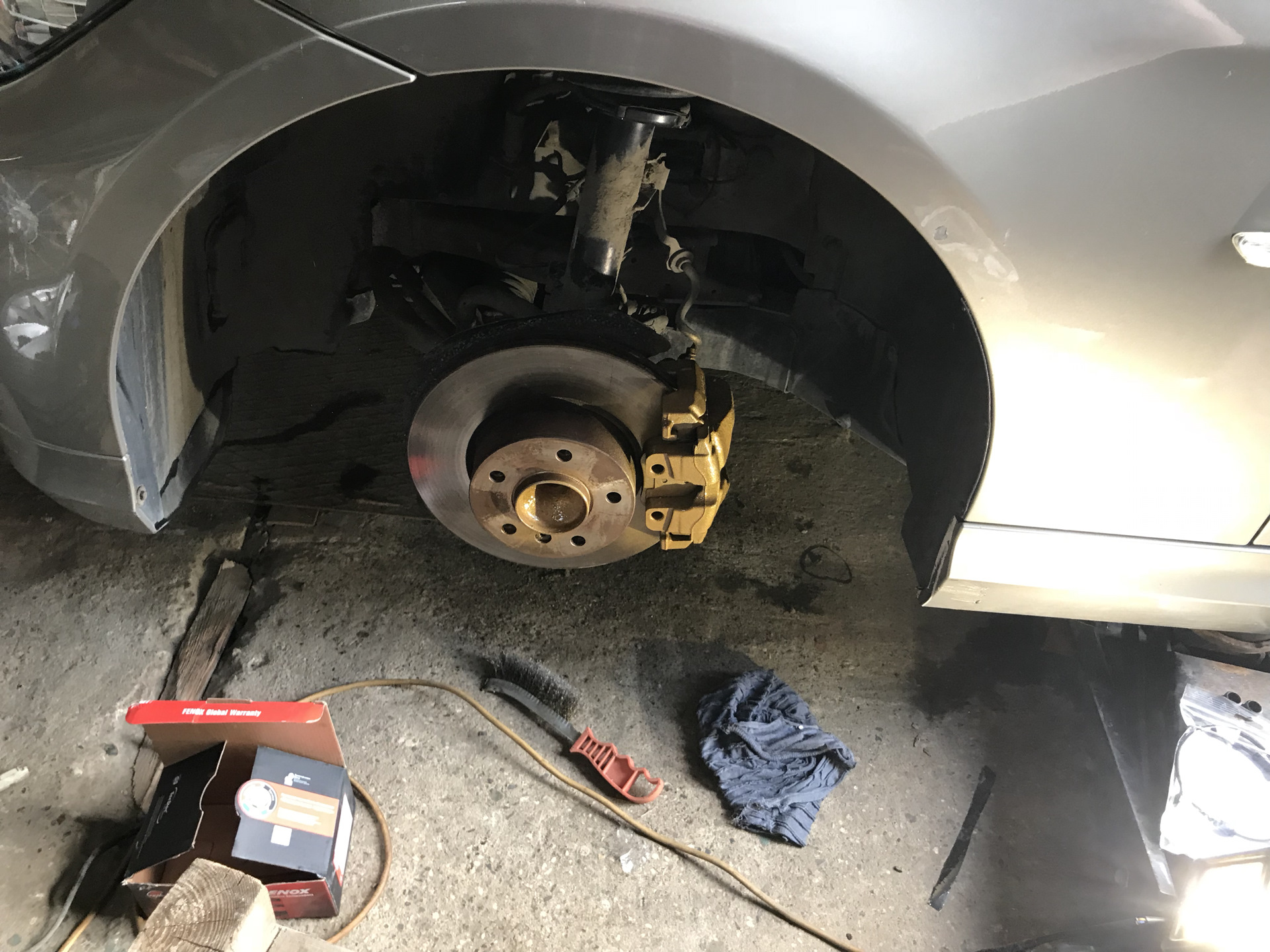 Замена колодок — BMW 3 series (E90), 1,8 л, 2011 года | своими руками ...