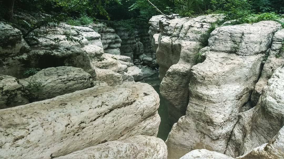 Белые скалы адлер. Каньон белые скалы Сочи. Каньон белые скалы, село красная Воля. Белые скалы Сочи Хоста.