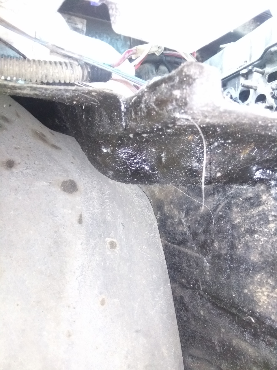 Вид на полость со стороны переднего бампера, под фарой — Lada 2120 Надежда