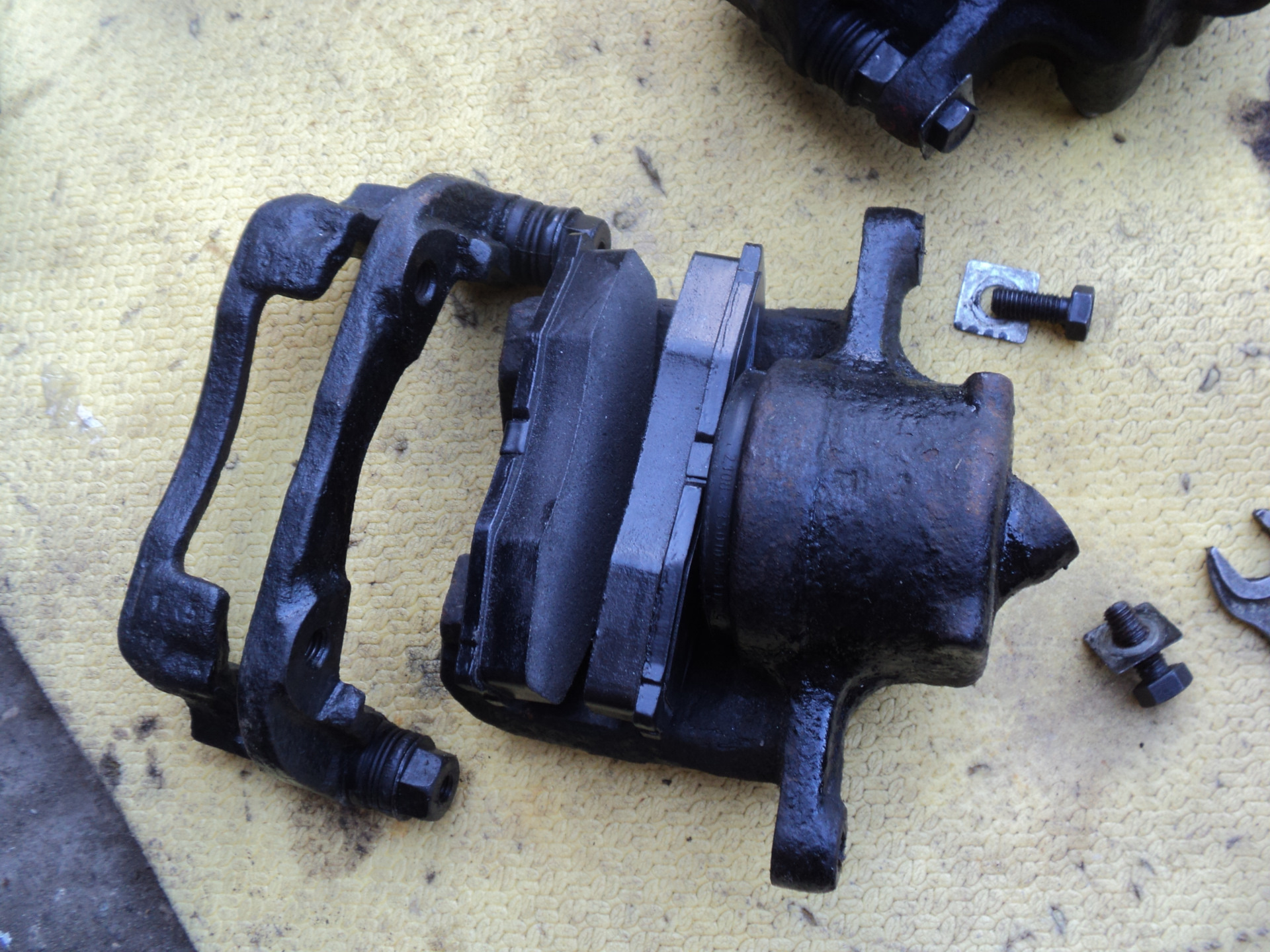 Первый опыт замены тормозных шлангов, суппортов, тормозных колодок и ...