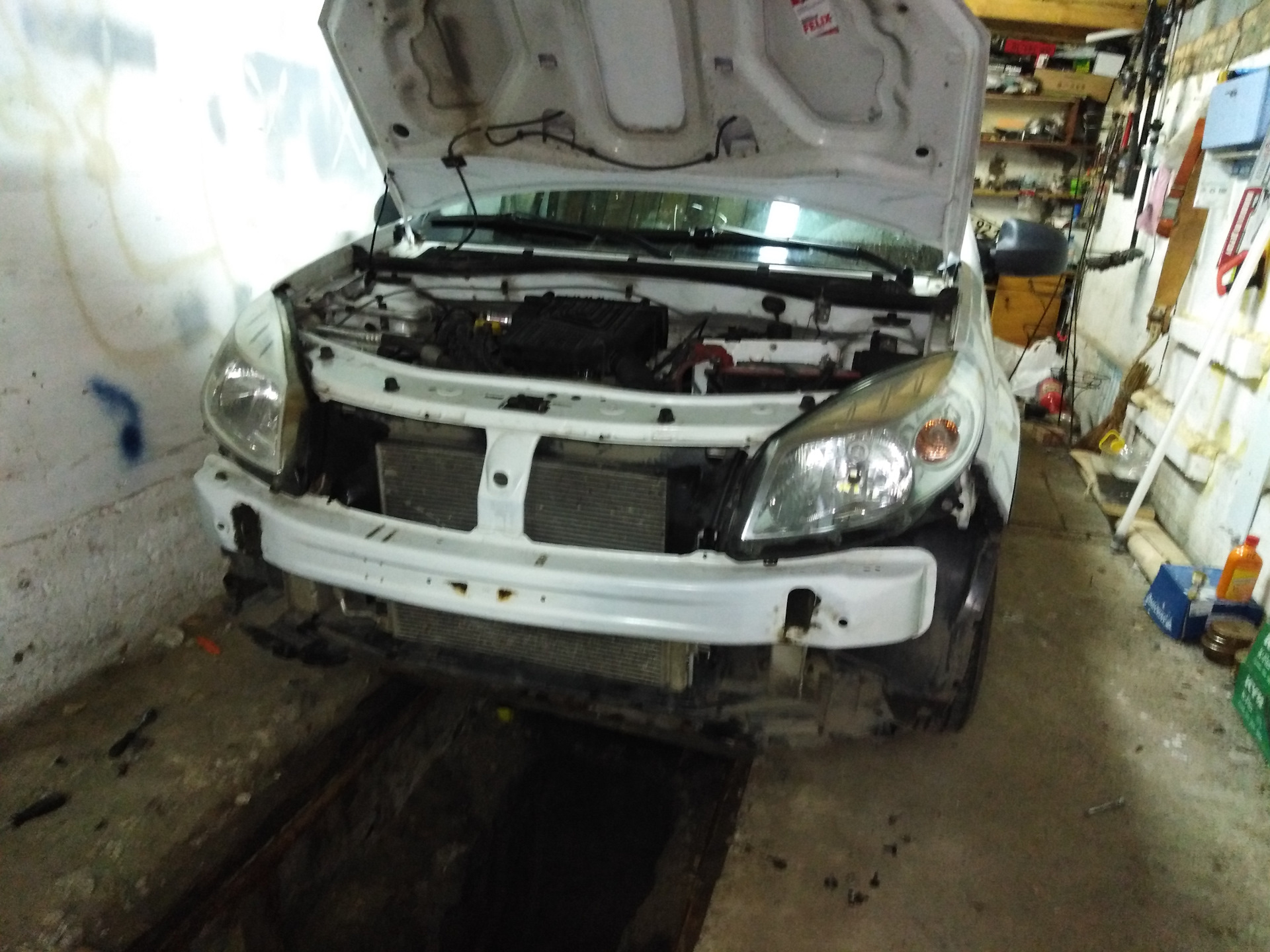 Renault sandero 2 без бампера. Бампер передний рено сандеро 1. Крепление заднего бампера на рено сандеро степвей. Рено сандеро 2 снятие переднего бампера. Снятие бампера рено сандеро степвей 2.