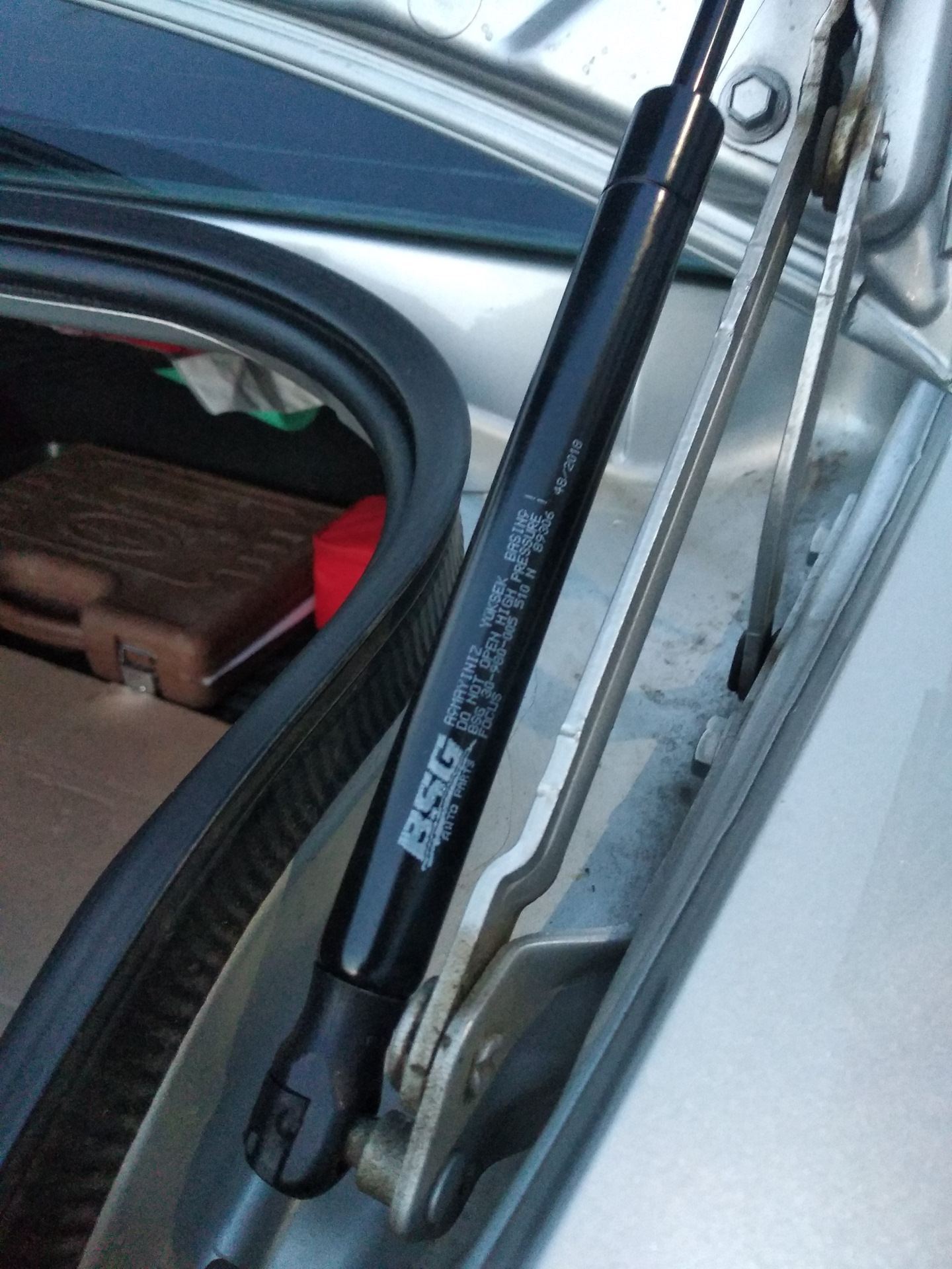 замена газовых упоров багажника - Dodge Intrepid II, 2,7 л, 1999 года аксессуары