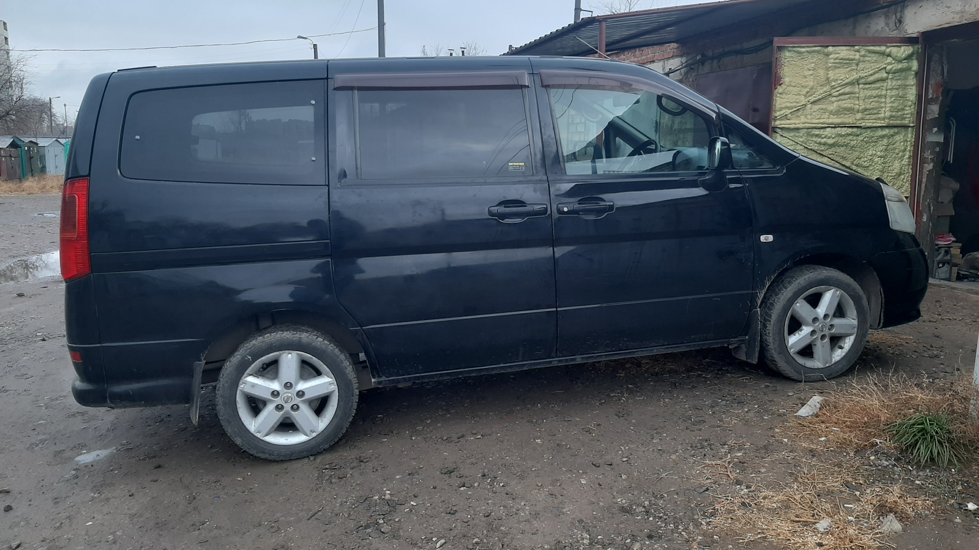 Nissan Serena c24 черная