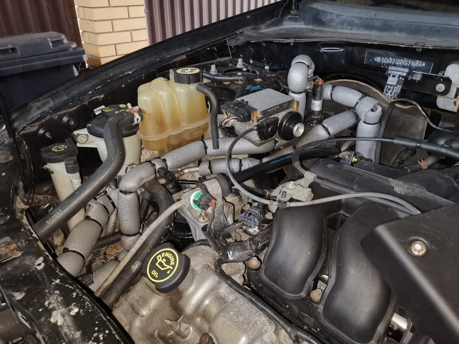 Теплоизоляция трубок кондиционера под капотом — Ford Maverick II, 3 л ...