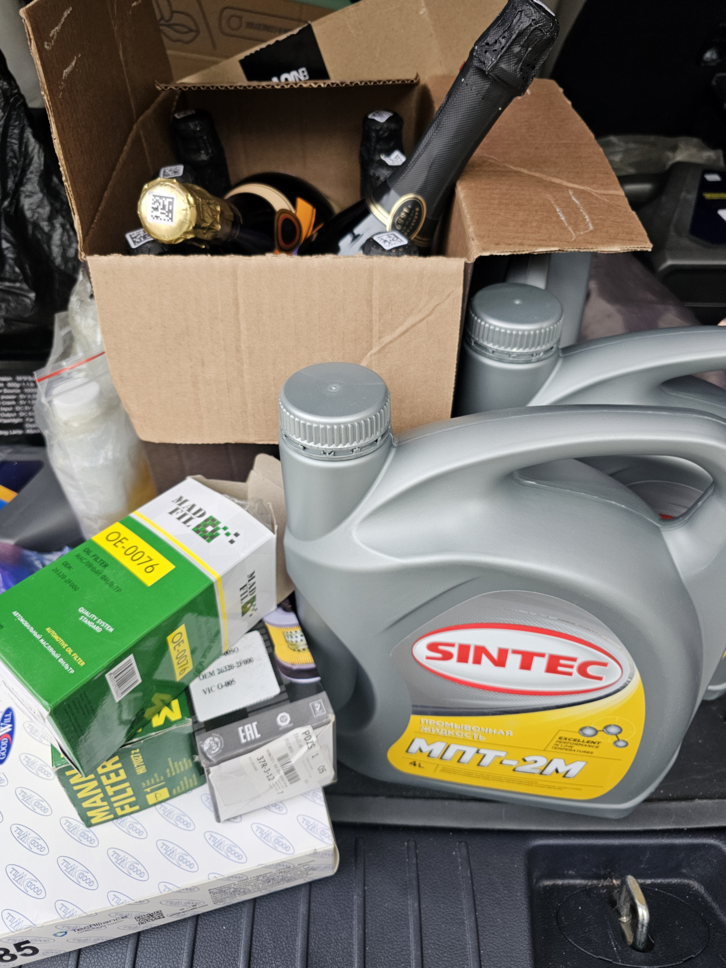 0 акпп. Фильтр воздушный крайслер пацифика 3. Engine oil system. Масло в автомат dp0. Car engine oil.
