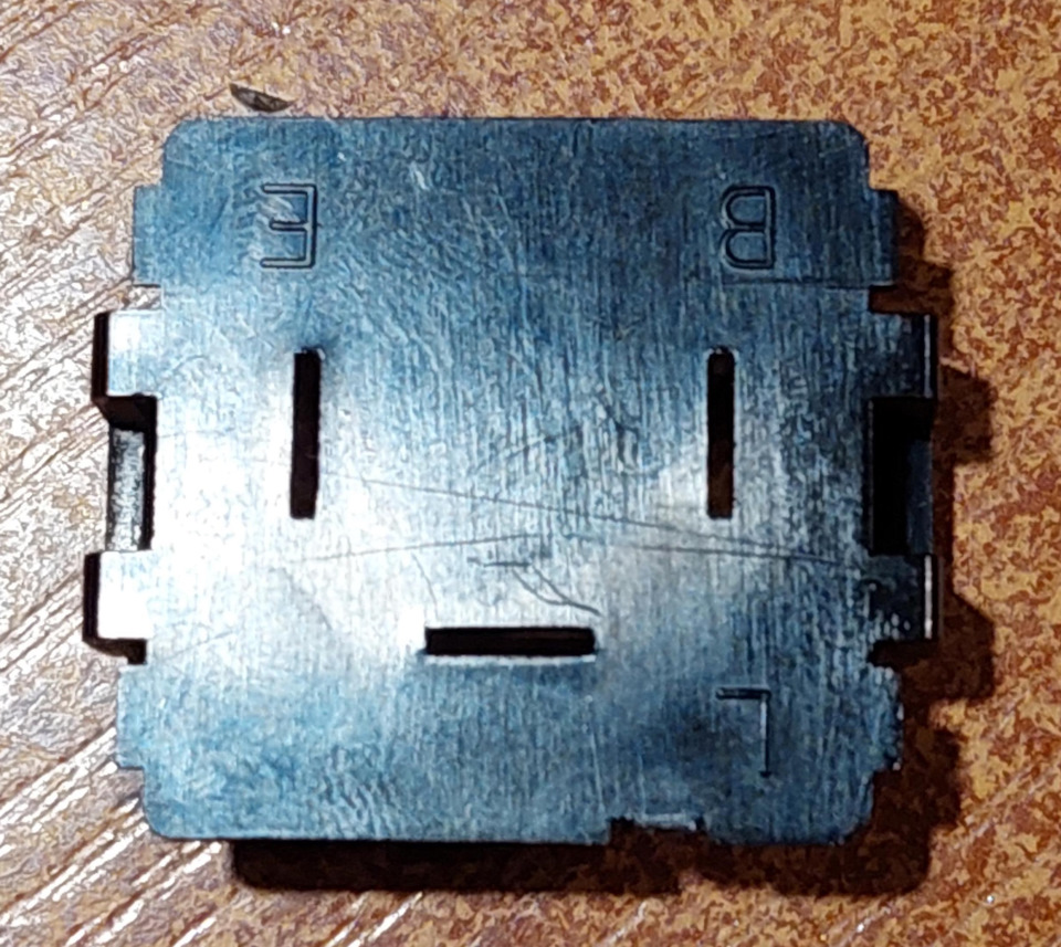 Торцевая заглушка нашего реле с обозначением контактов. — Hyundai Santa Fe (1G)