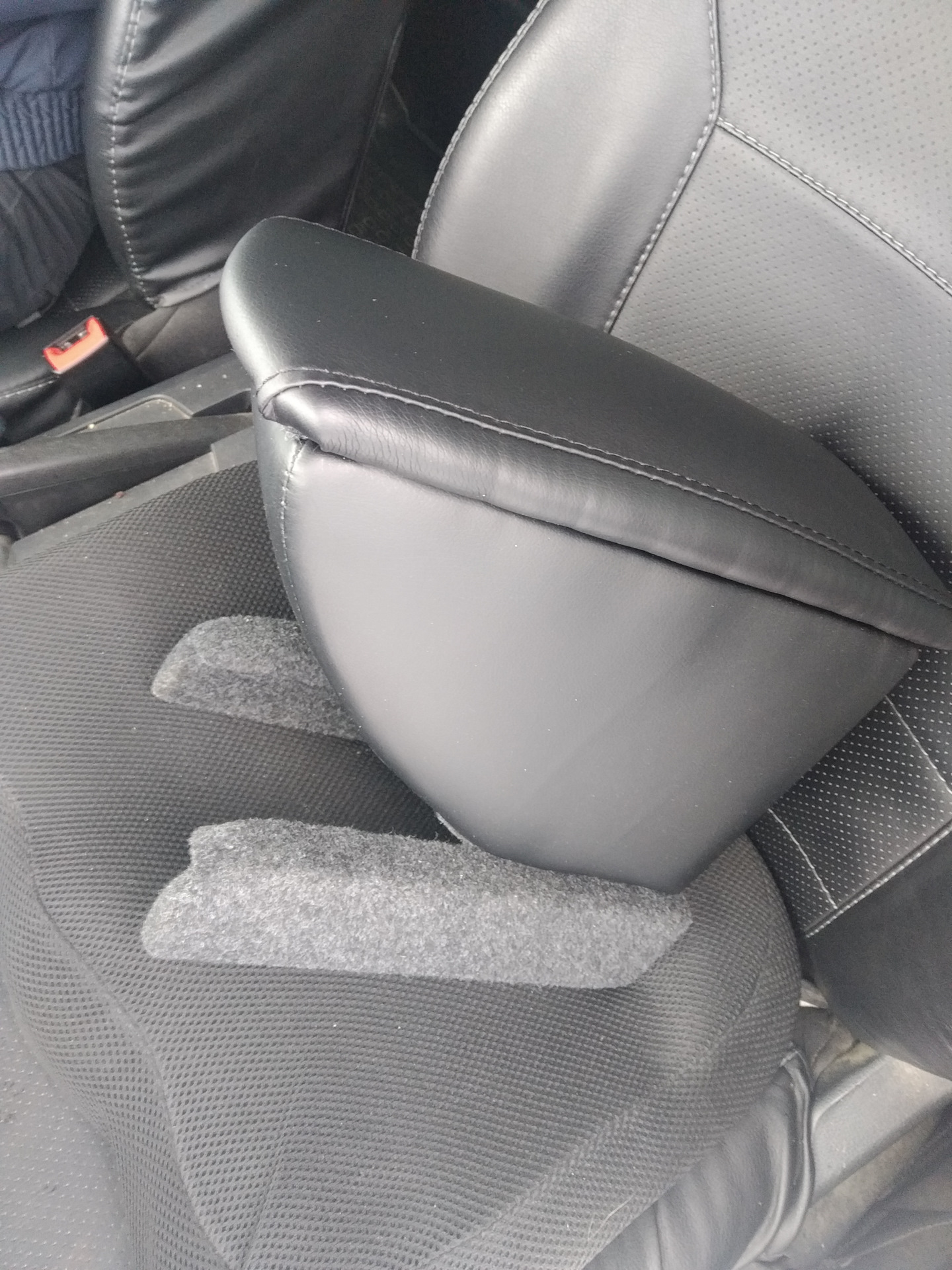 Подлокотник — Skoda Rapid (1G), 1,6 л, 2014 года | аксессуары | DRIVE2