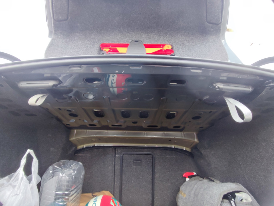 Второй крючок в багажник — Volkswagen Passat B6, 1,8 л, 2009 года ...