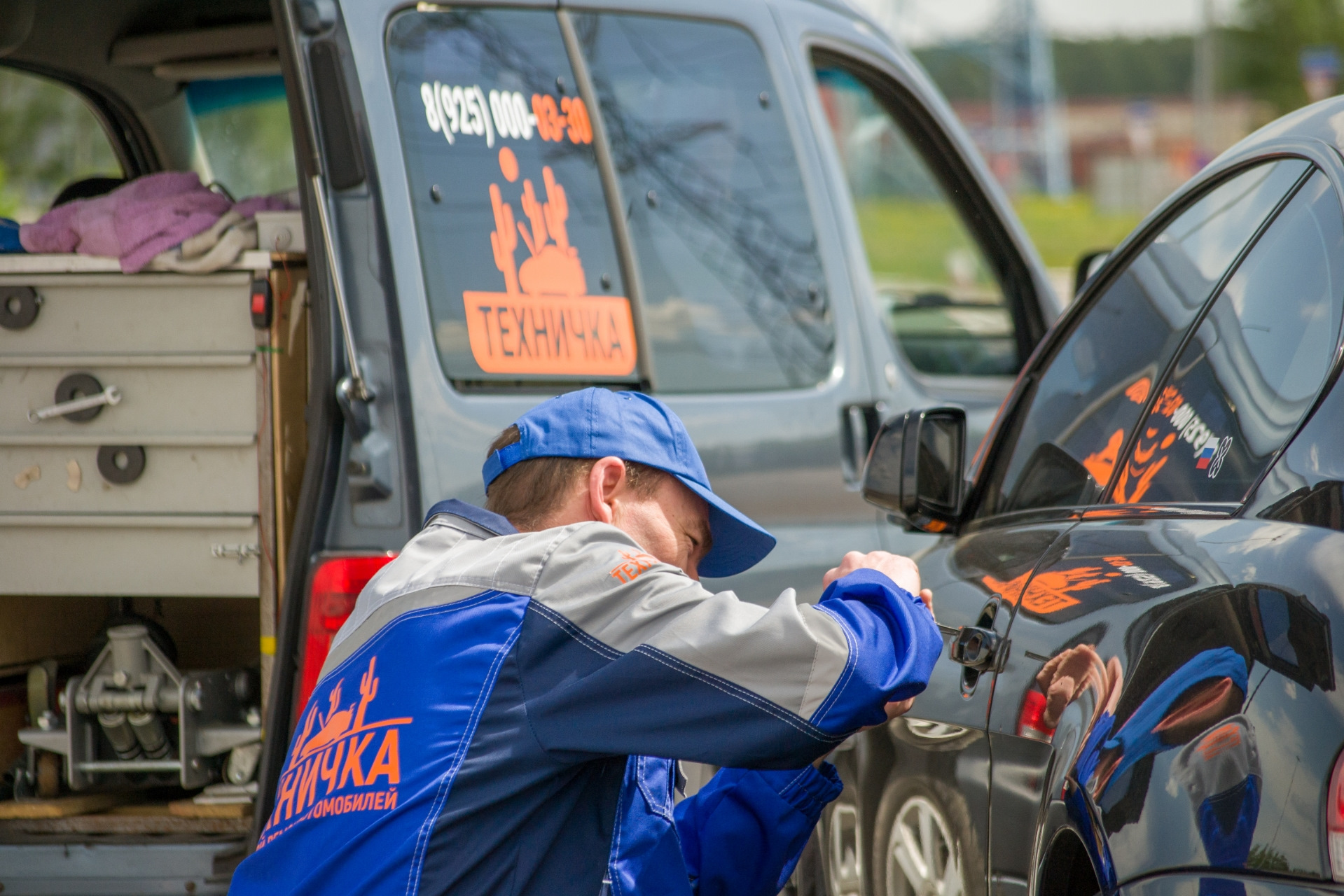 Туда машины. Техничка автомобиль. Автомобиль техничка для ремонта авто. Техничка выездной ремонт. Автоскор.