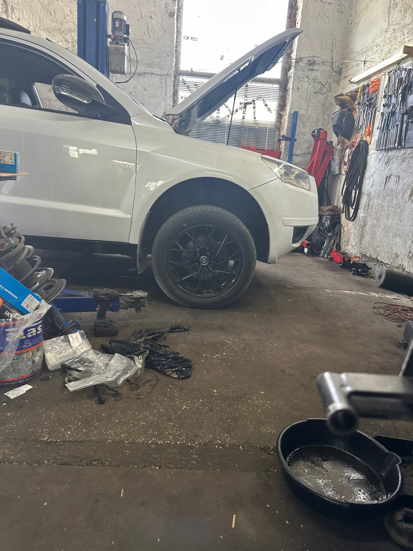 Замена передних амортизаторов в сборе — Geely Emgrand X7, 1,8 л, 2014 ...