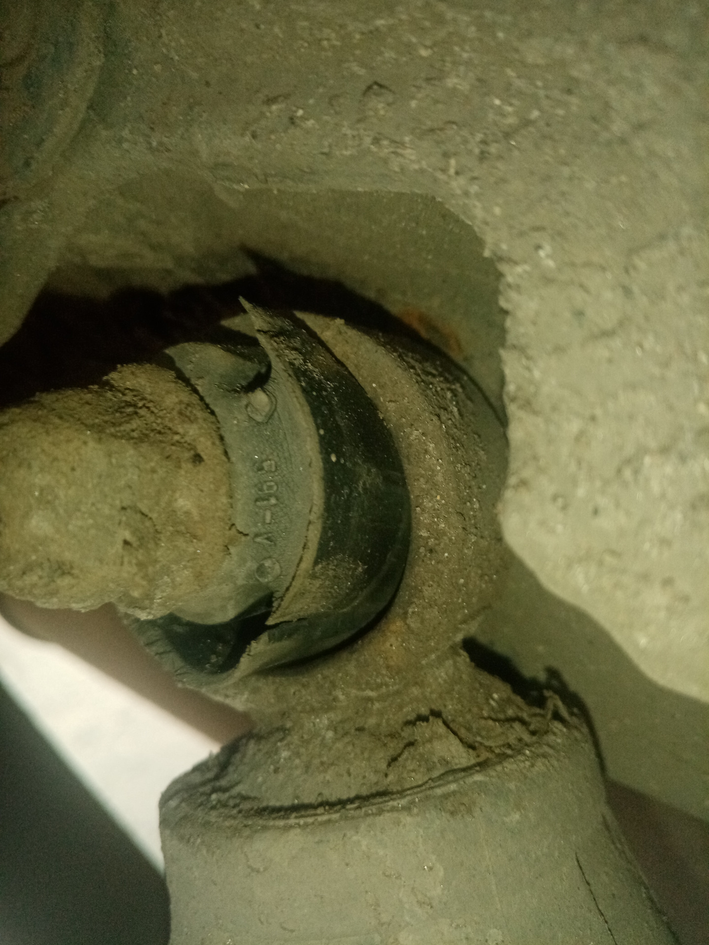 Замена верхних сайлентблоков (втулок) задних амортизаторов — FIAT Doblo ...