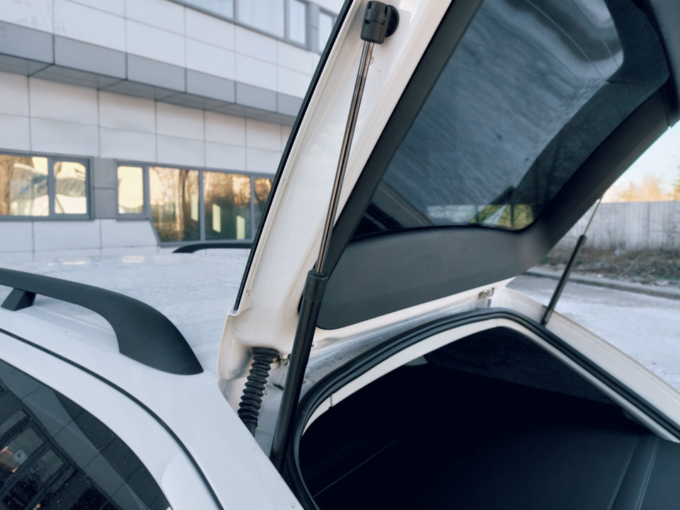 Заменил газовые упоры багажника — Skoda Octavia Combi A5 Mk2, 2 л, 2013 ...