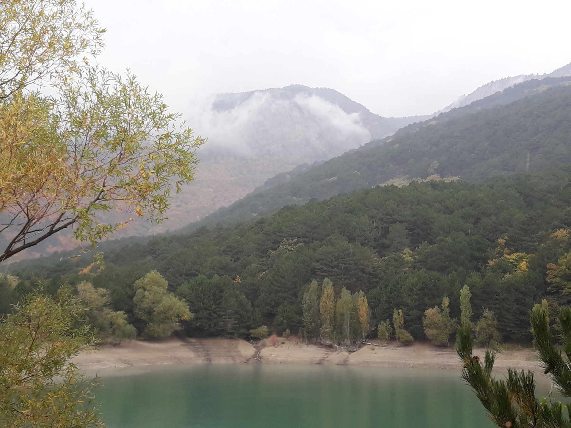 Погода запрудное крым алушта. Озеро в Запрудном Крым. Село Запрудное Ялта. Озеро круглое Крым Запрудное. Запрудное бирюзовое озеро.