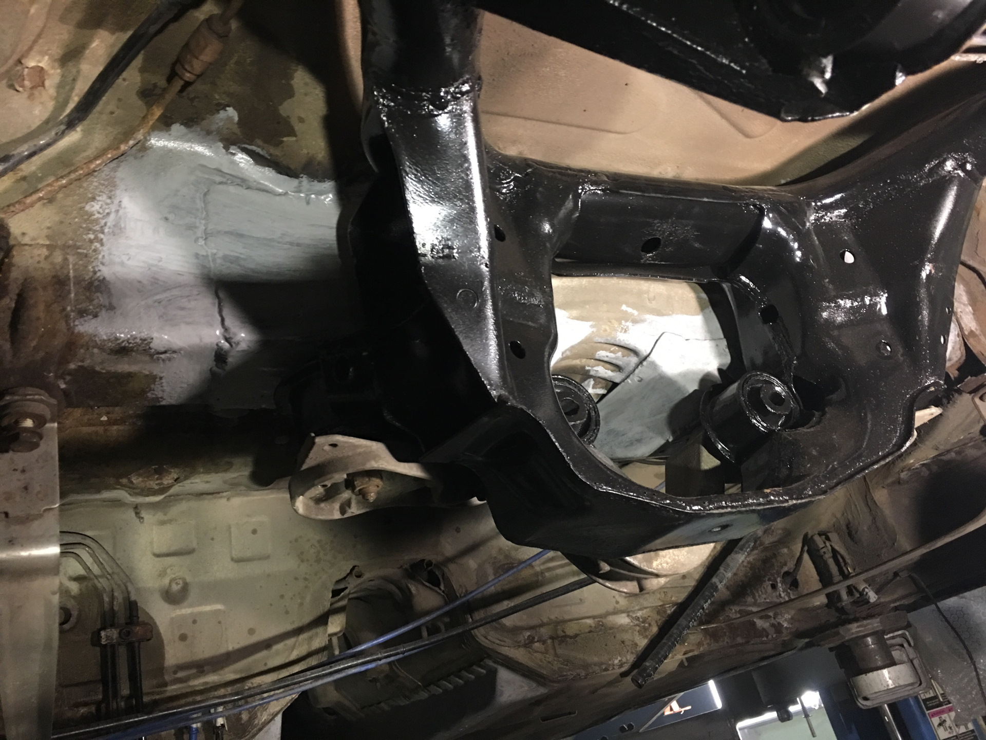 Bmw e46 распорка на подрамник. Задние стаканы бмв е46. Bmw e46 усиление подрамника. Крепление заднего подрамника. Крепление заднего подрамника.