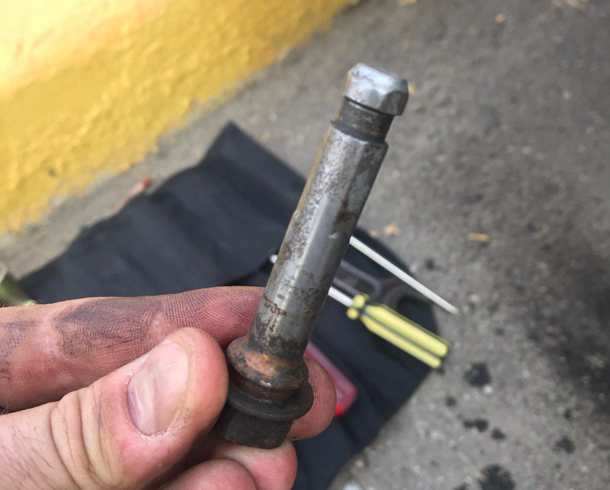 Направляющие передних суппортов toyota corolla 150 кузов. Направляющие суппорта тойота 59мм. Направляющие суппорта тойота королла 120. Направляющая переднего суппорта на тойота королла е150. Направляющие суппортов королла.