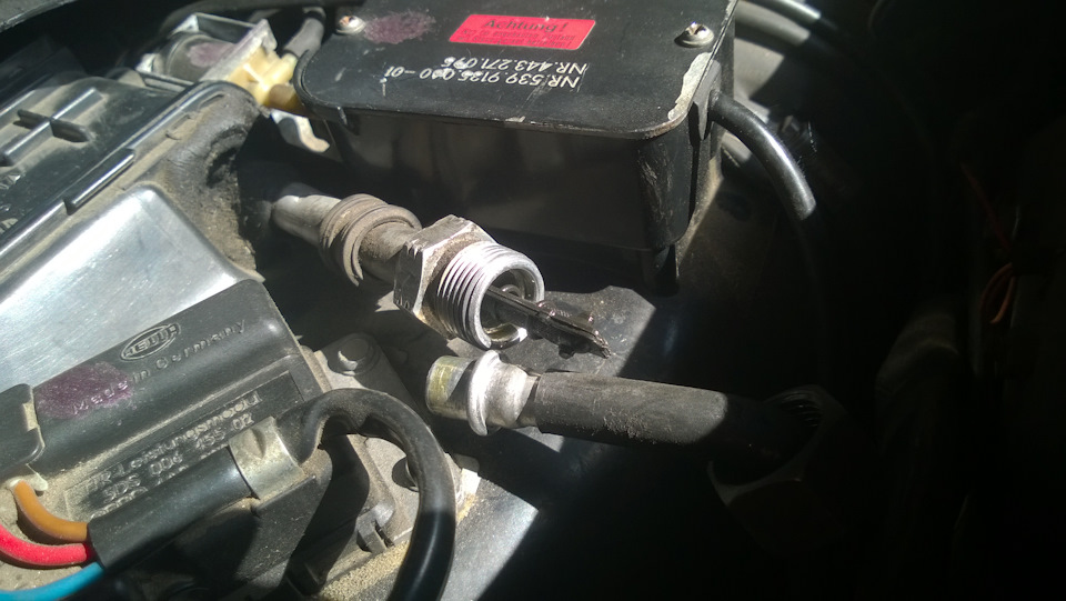 Виден хвостик старого дросселя — Audi 100 (C4)