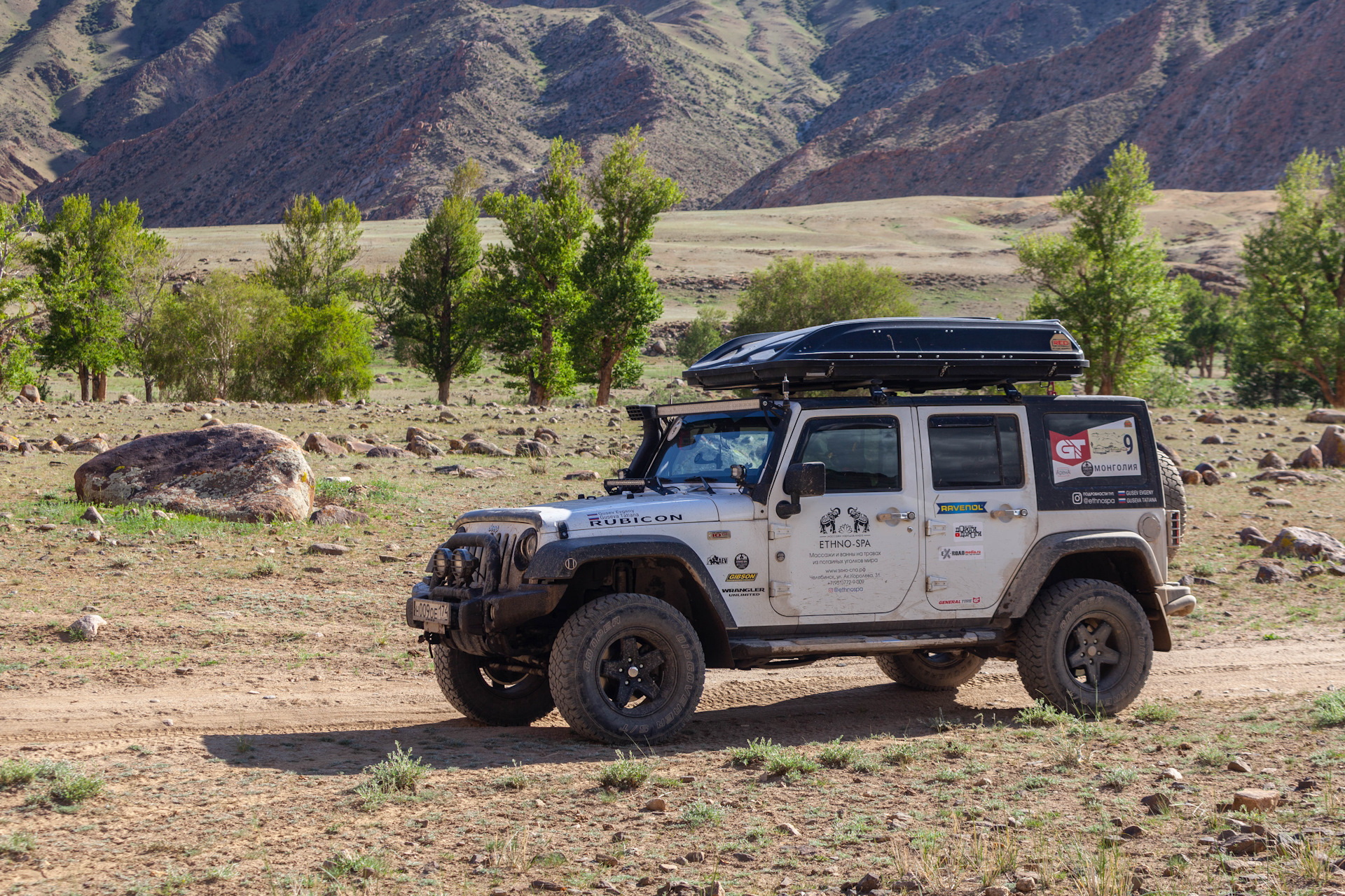 Jeep Wrangler Rubicon с палаткой