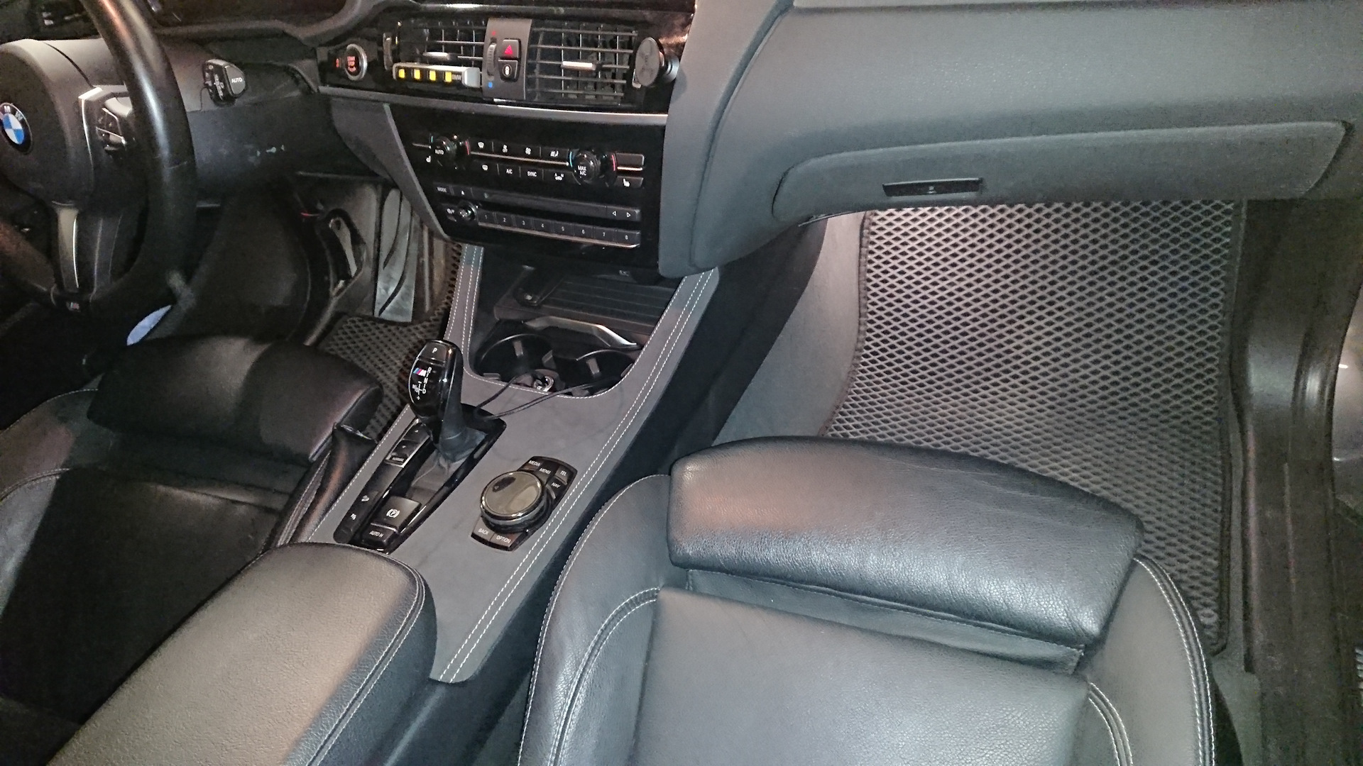 Подсветка для ног — BMW X3 (F25), 3 л, 2011 года | тюнинг | DRIVE2