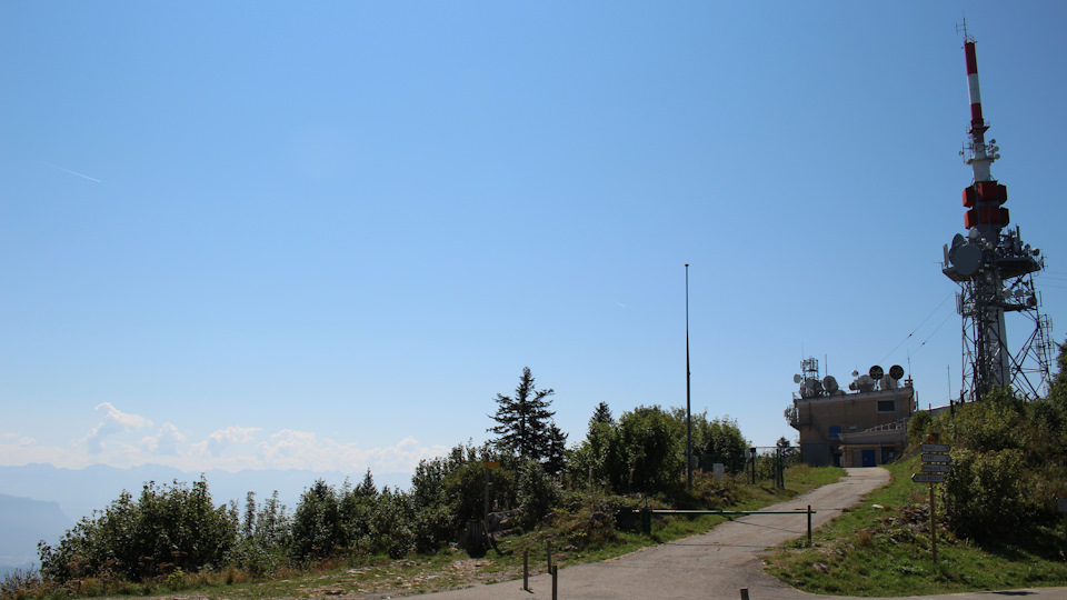Телетрансляционная вышка. Relais de télévision et de météorologie du mont du Chat. — Audi A4 (B9)