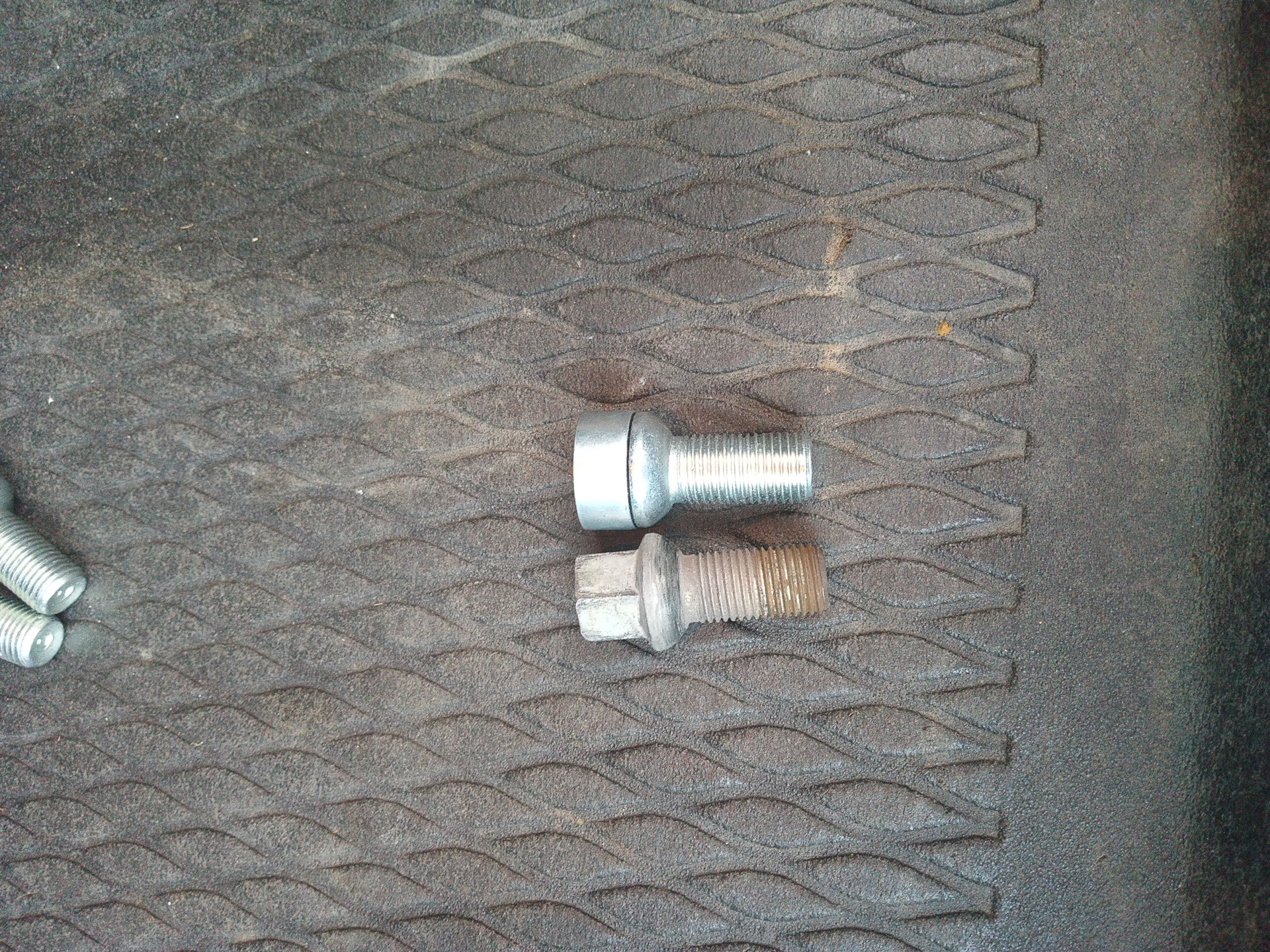 Установка \"секреток\" заместо штатных болтов. — Volkswagen Polo Sedan, 1 ...