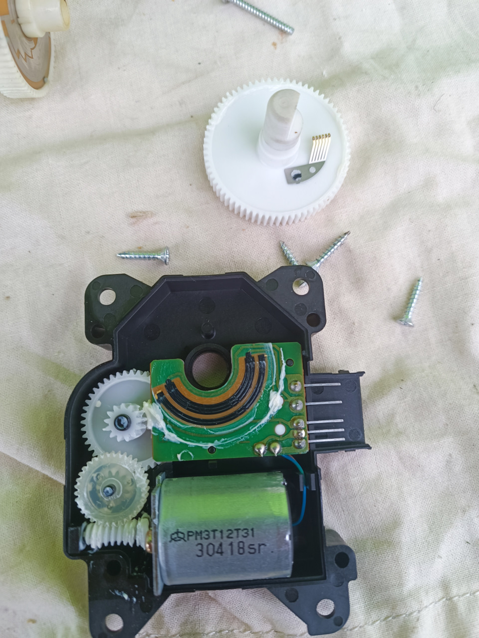 Псевдопривод. Моторчики сервопривода печки рапид v71. Сервопривод тойота королла 120 кузов. Замена сервопривода. Замена сервопривода.