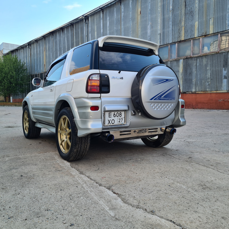 ну зато хвостом могу похвастать в разных ракурсах. — Toyota RAV4 (I)