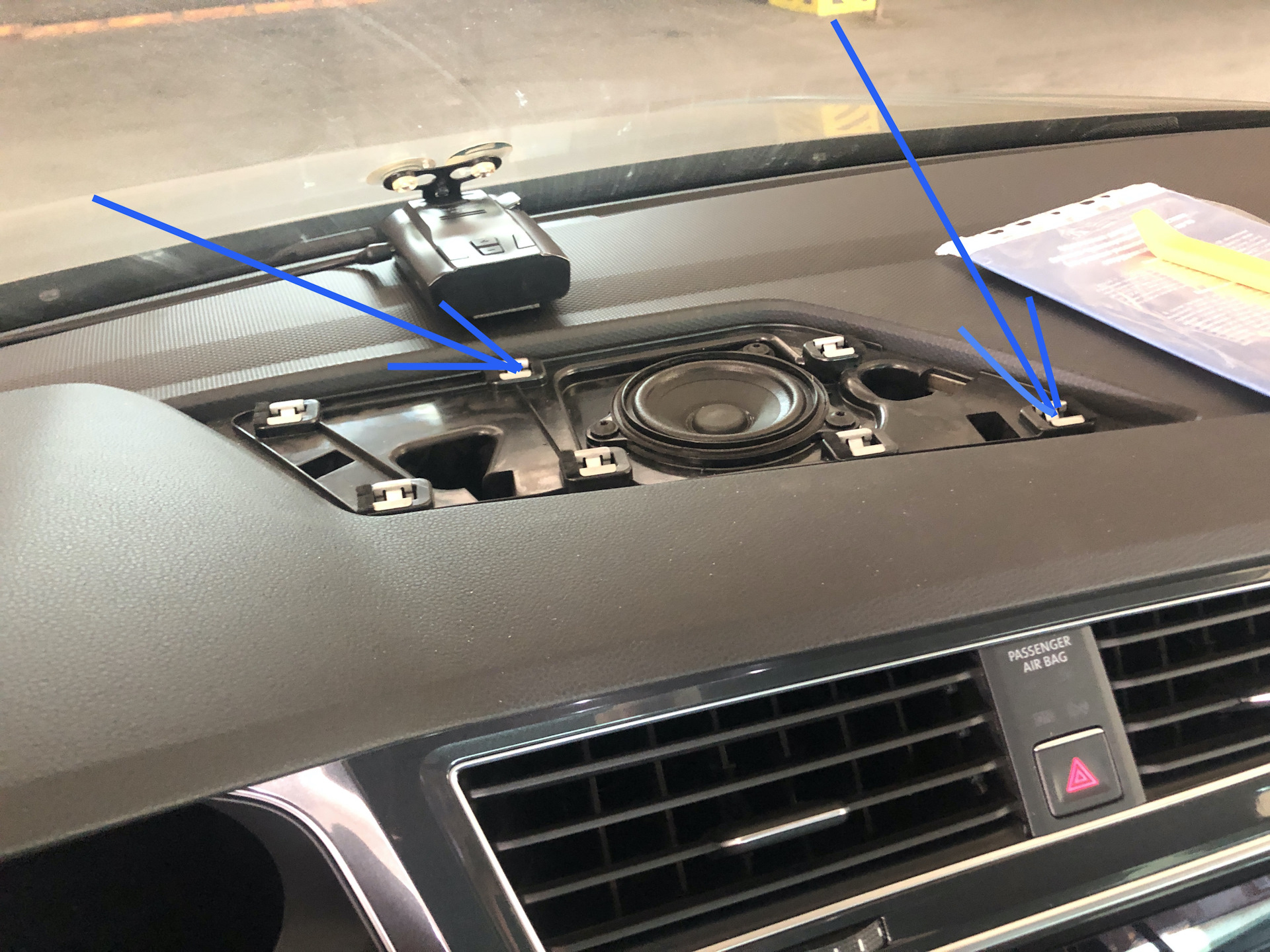 Как разобрать центральную консоль фольксваген тигуан 88 фото