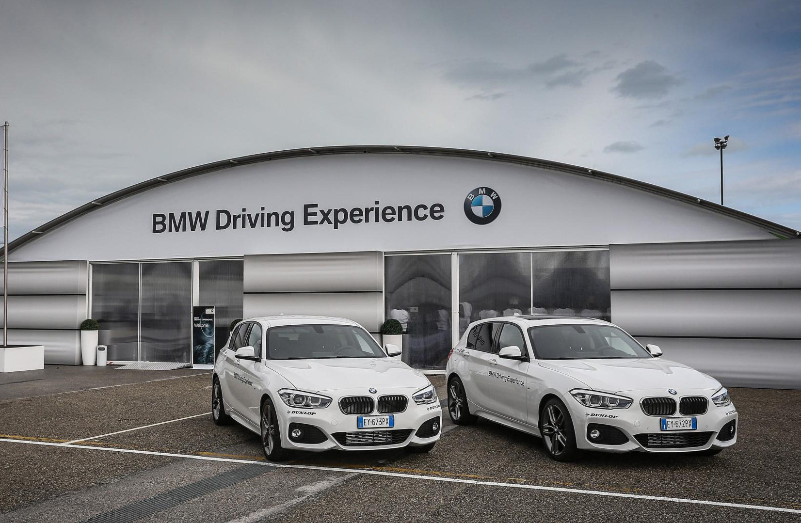 M drive bmw. BMW И Mini Driving experience. Сорочаны BMW Driving experience. Школа вождения BMW. Школа BMW Driving.