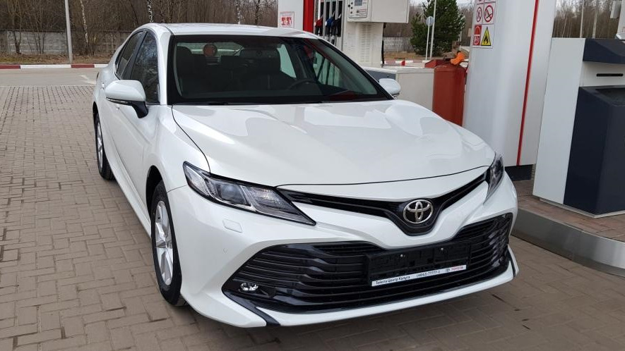 Toyota Camry 2019 белый перламутр