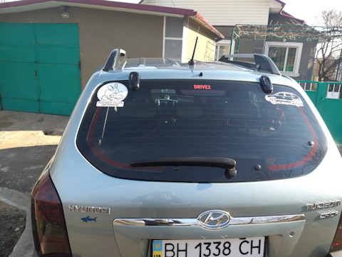 Заднее стекло хендай туссан. Наклейка на Hyundai Tucson. Наклейки на Хендай Туксон 2008 года. Tucson заднее стекло. Хёндай Туссан наклейка.