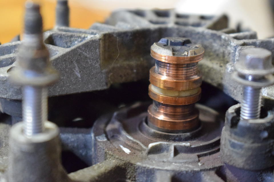 Начала светить зарядка АКБ на холостых, при увеличении оборотов ...