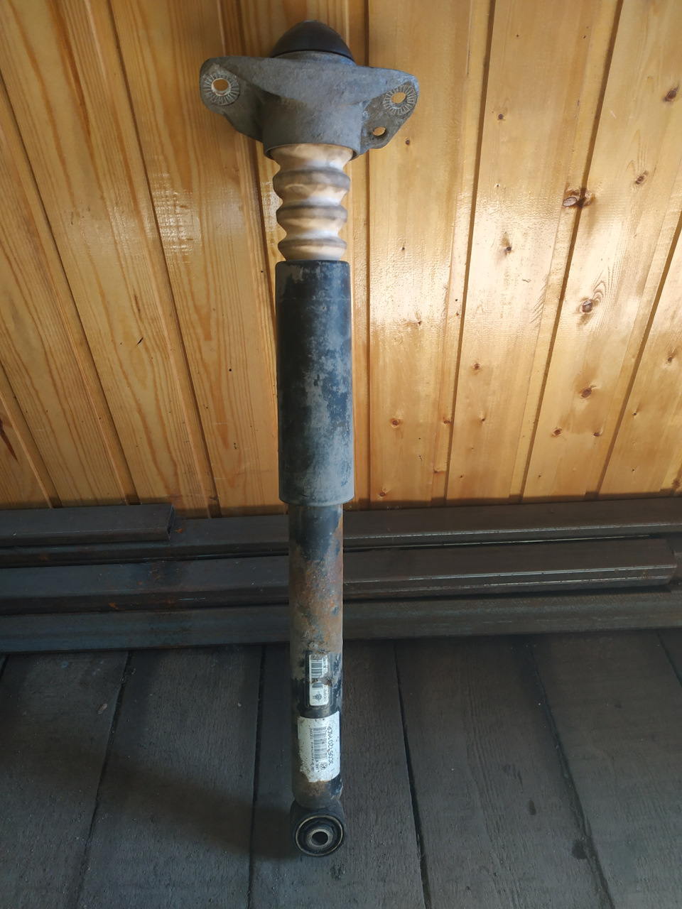 Замена отбойника заднего амортизатора — Volkswagen Passat Variant (B6 ...